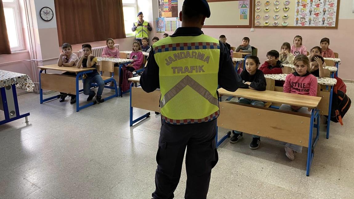 Öğrencilerimize yönelik “Güvenli Trafik Eğitimi” verildi.